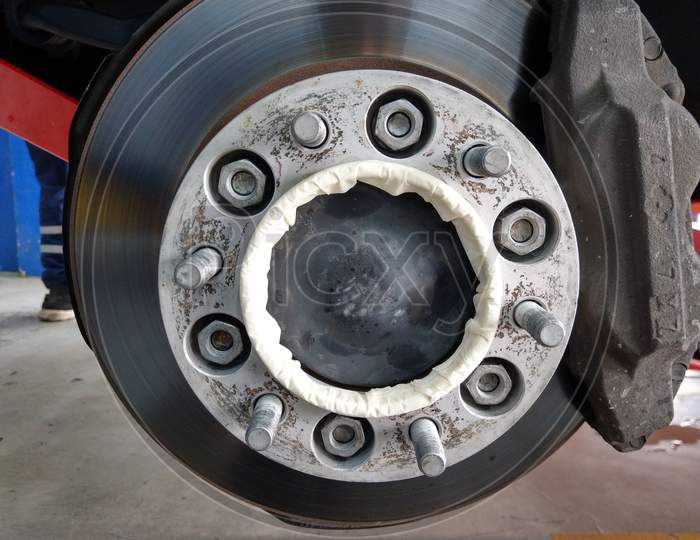wheel spacer fixed on the wheel hub of a SUV vehicle.