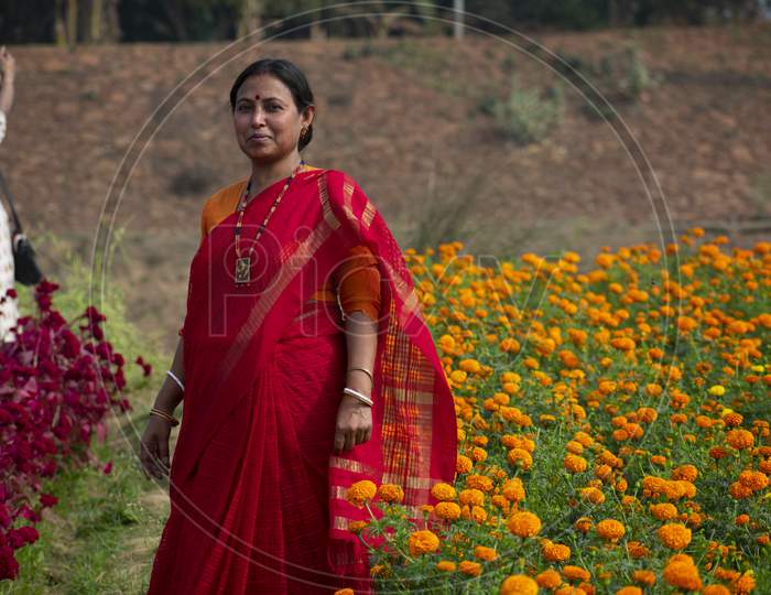 Khirai Midnapore, West Bengal, India - 11Th October 2020 : Tourist Enjoying The Flower Cultivation