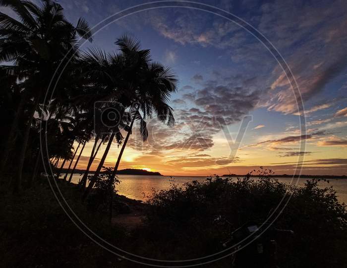 Sunset photography with wide angle near sea