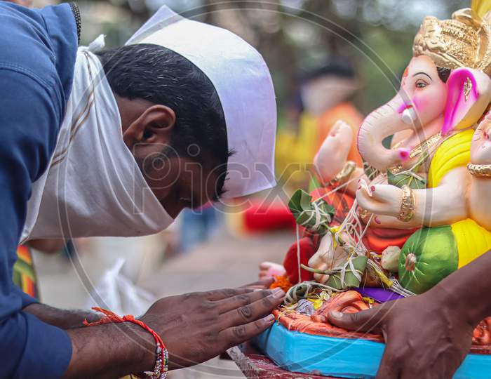 Ganesh visarjan candid photo at powai lake  (covid19) 2020