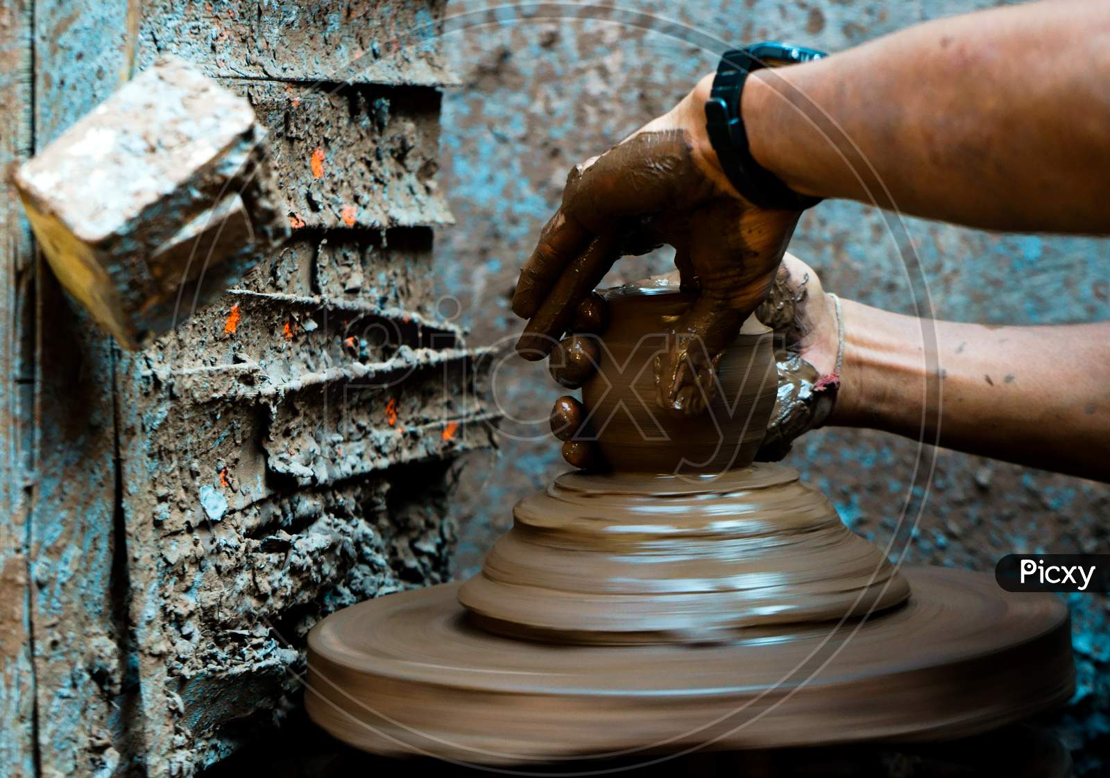 hand making pottery earthen pots