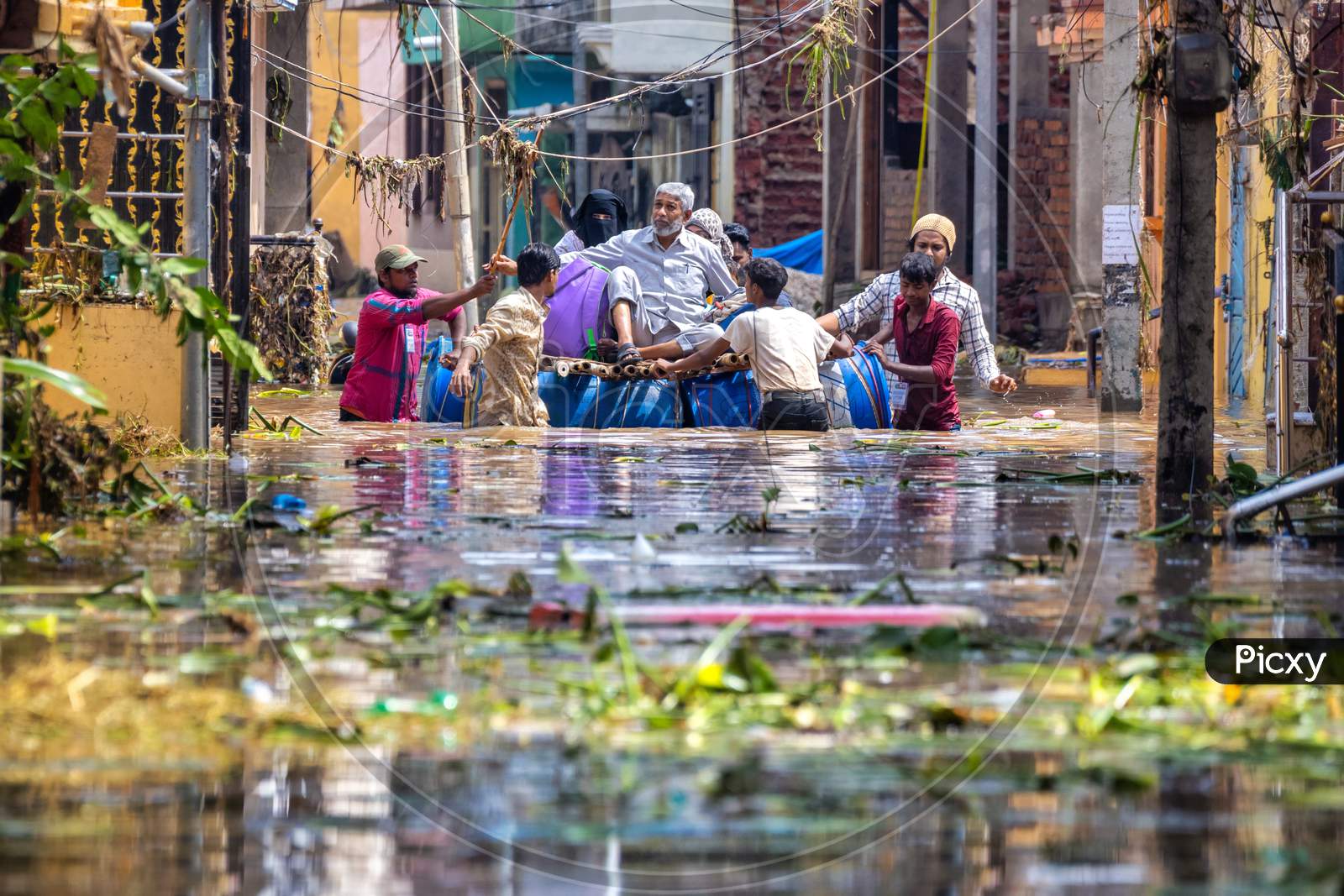 Locals helping the residents to vacate from their houses in the flood water occupied streets in the Hafiz Baba Nagar due to Hyderabad floods