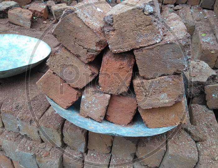 Dry Red Clay Bricks For Building Construction Work . With Put