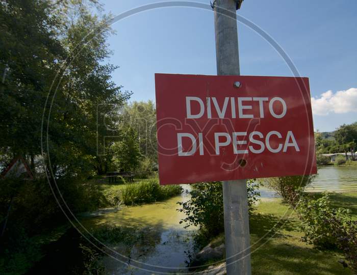 Italian Fishing Ban Sign (Divieto Di Pesca)