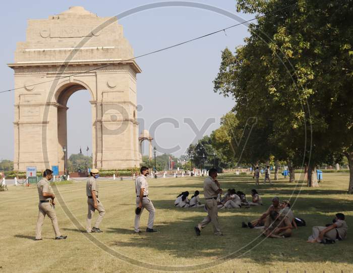 DELHI POLICE PERSONNEL RELAXING AT INDIA GATE DELHI, INDIA OCTOBER 2ND 2020