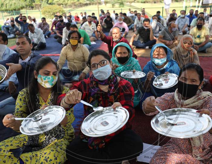 Non-Gazetted employees holding utensils during protest against University VC in support of their various demands, in Jammu on october.21,2020.