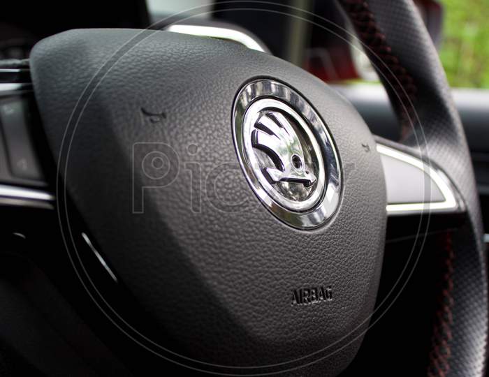 Skoda Rapid Steering logo.