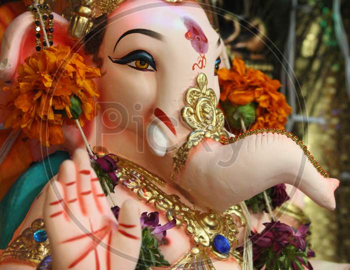 Ganesh Idol, Close-up