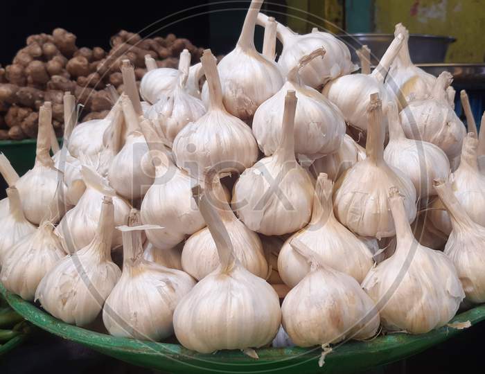 Garlics in a green tray