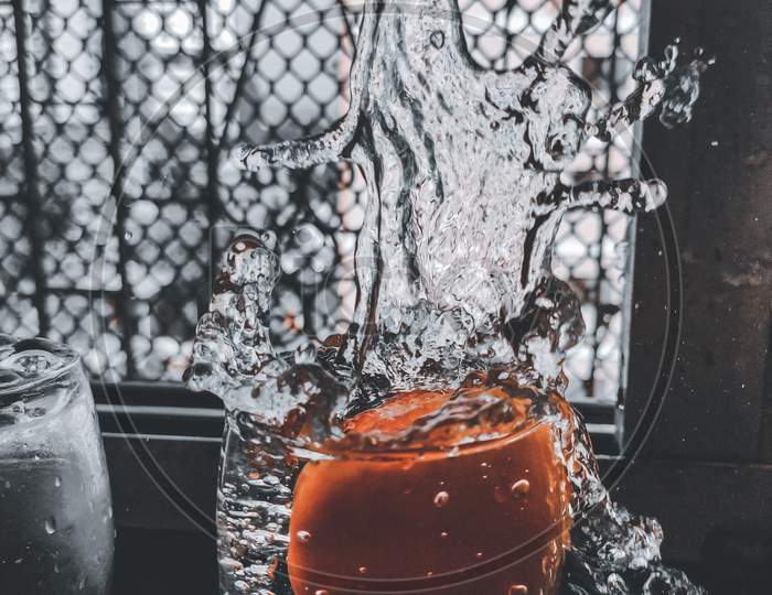 Water splash photography using tomato