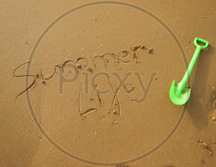 Summer life, message in the sand