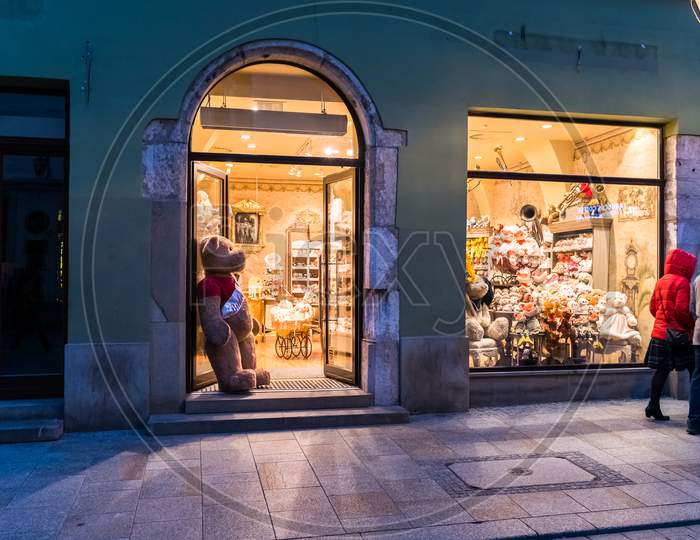 Krakow, Poland - October 25, 2020: An Empty Shop Due To Second Lockdown Because Of Corona Virus Pandemic In The City Center Main Square
