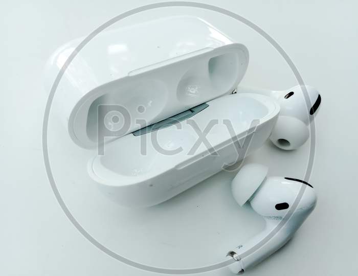 The Apple airpods pro.