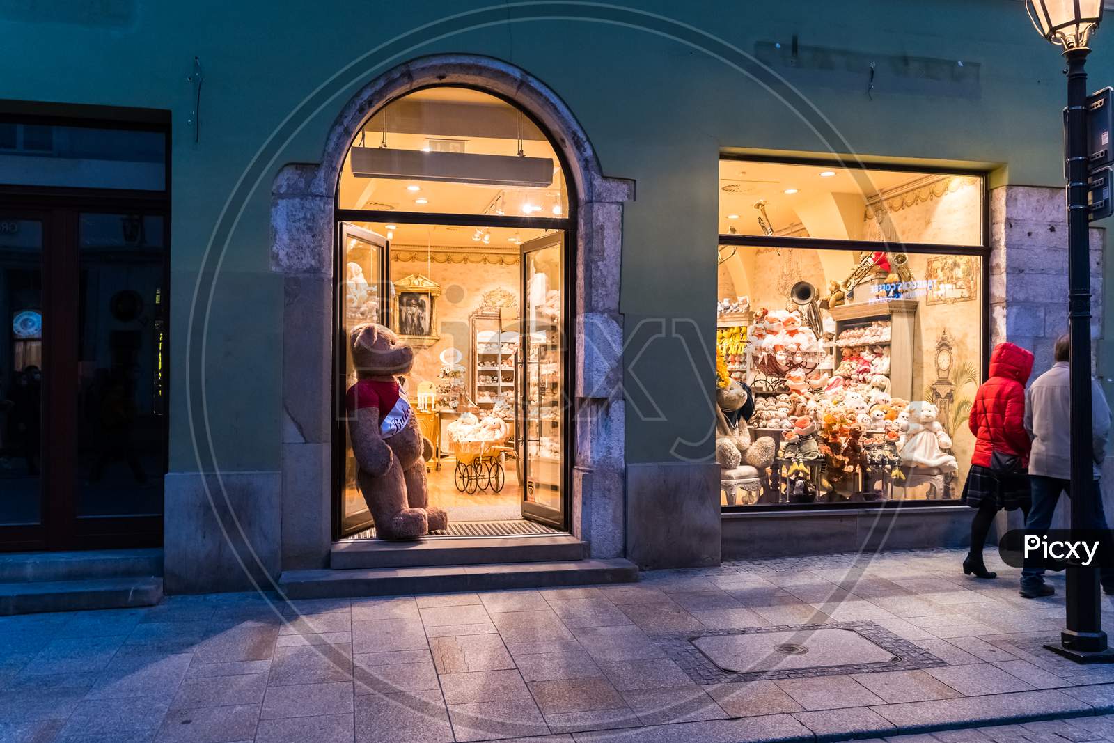 Krakow, Poland - October 25, 2020: An Empty Shop Due To Second Lockdown Because Of Corona Virus Pandemic In The City Center Main Square