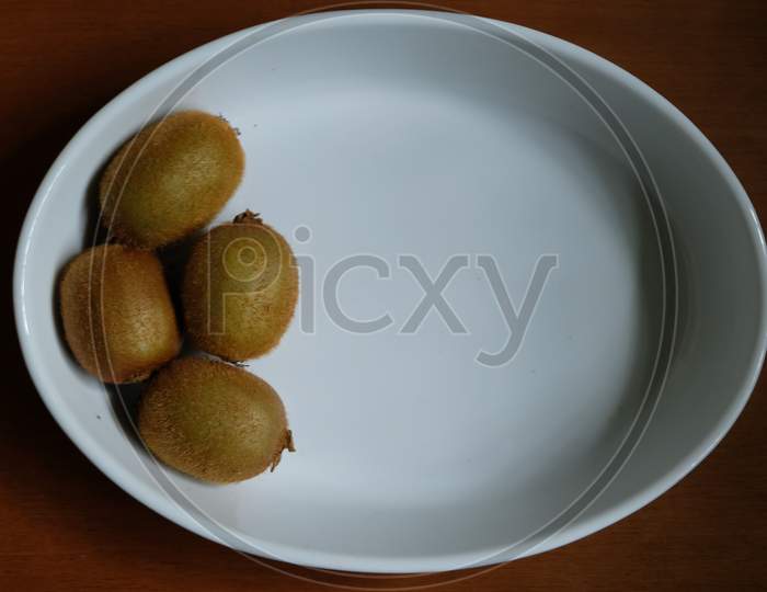 Kiwi fruits in a white tray