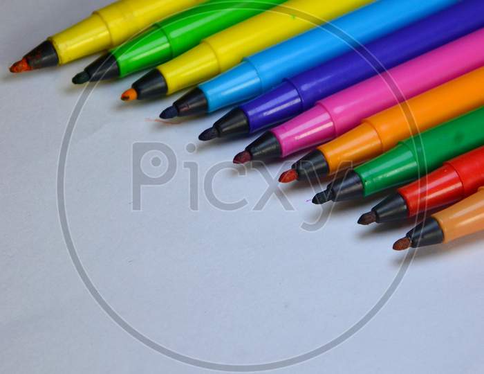 Multi-colored drawing sketch pen