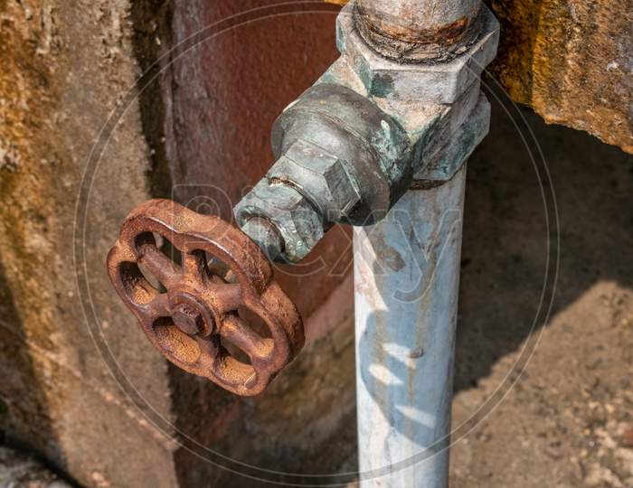 Rusted iron gate valve, water lock valve
