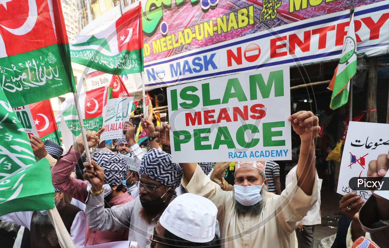 People hold placards and shout slogans during a protest against the publication of and French President Emmanuel Macron's comments over Muslim's Prophet Muhammad's caricatures, in Mumbai, India, October 28, 2020.