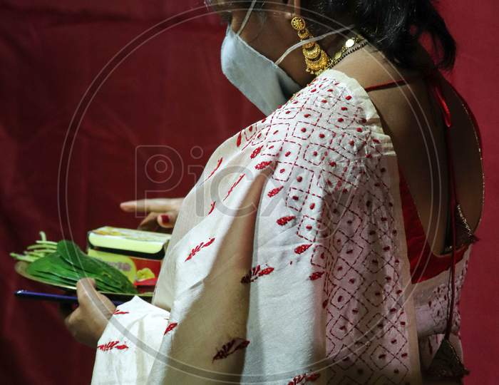 A Bengali married woman awaiting her turn to perform Boron