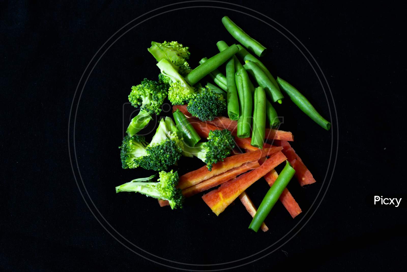 Broccoli, french beans, carrot slices