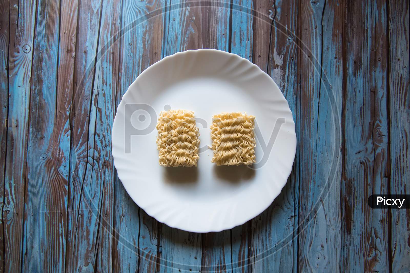 Top view of instant noodles in a white plate