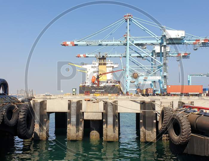 Container ship loading jetty