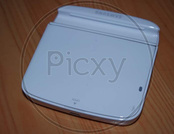 White Colored Battery Charging Box For Electronic Devices Like Mobile Phone