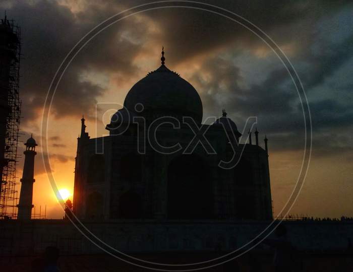 Taj Mahal at dawn, wide angle photo