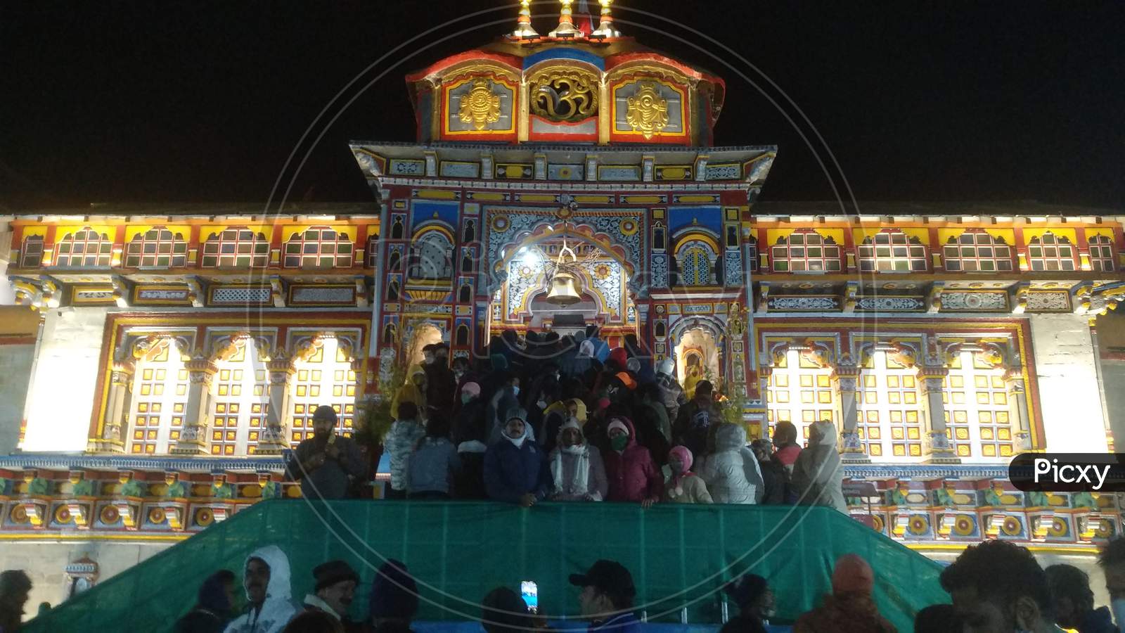 Night view of badrinath temple | Night, Places to visit, Temple