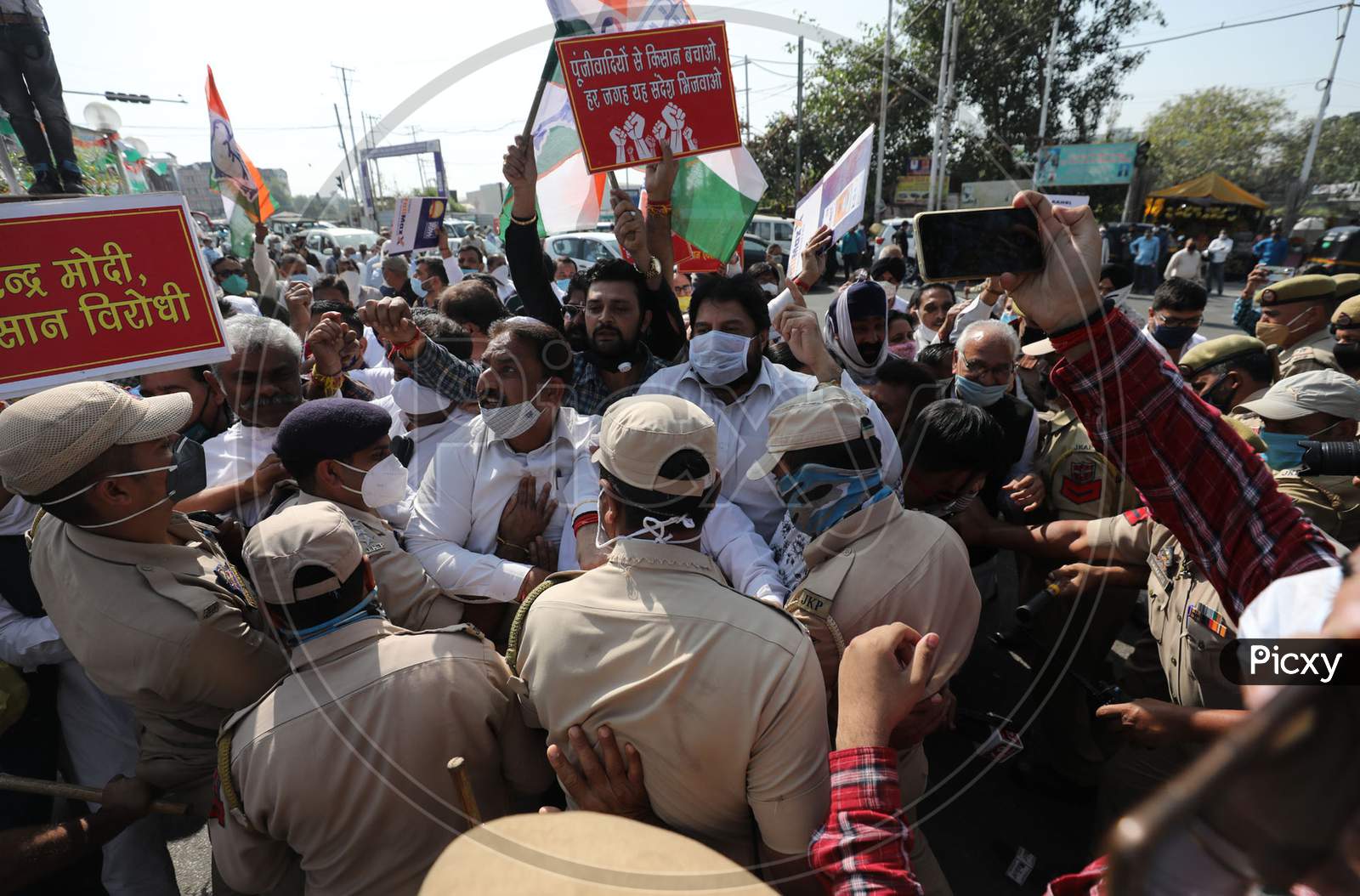Police stopping Congress activists from marching towards civil Secretariat,  against the amendment in Land Law, in Jammu,31 october.2020.