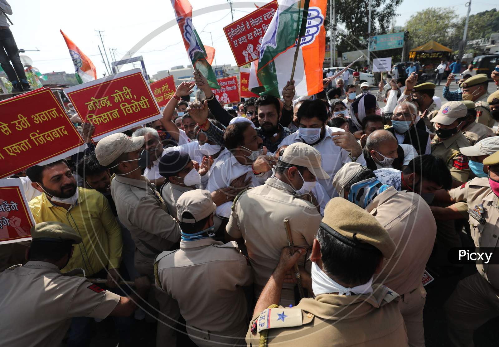Police stopping Congress activists from marching towards civil Secretariat,  against the amendment in Land Law, in Jammu,31 october.2020.
