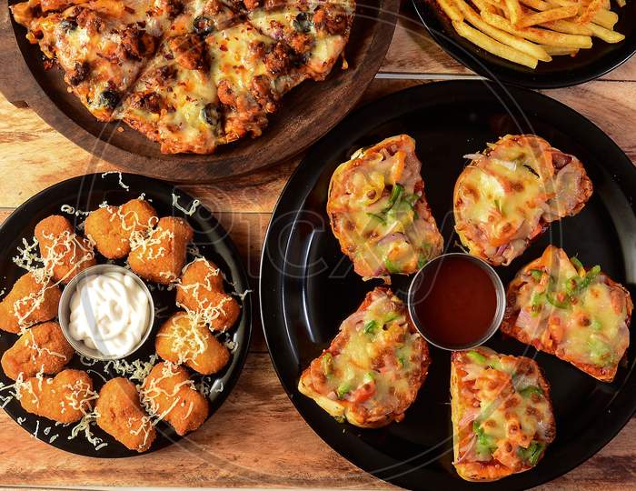Assorted Foods Cheesy Garlic Bread,Tandoori Chicken Pizza,Chicken Nuggets And French Fries