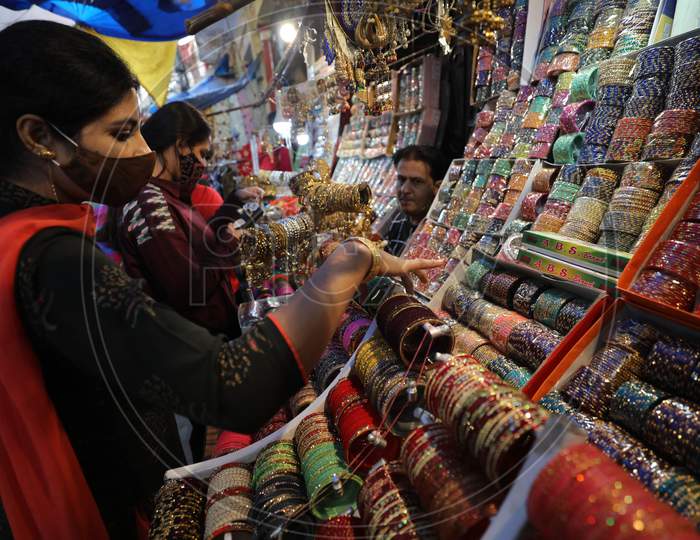 Women shop for bangles on the eve of Hindu festival Karva Chauth at Patel bazzar in Jammu ,31 october.2020.