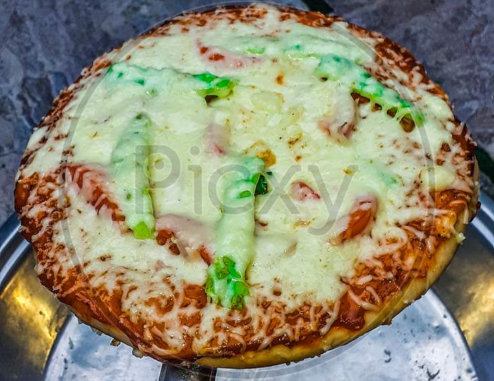 Indian food pizza image