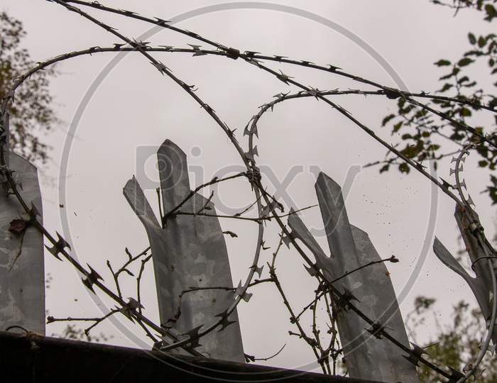 Razor Wire, High Security Barbed Wire To Stop Intruders Climbing Fences