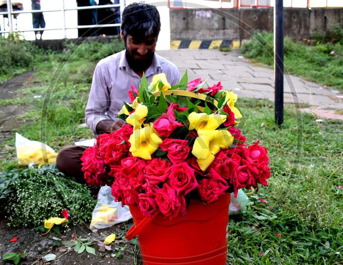 A Street Vendor Sell Beautiful Flower The Photo Was Taken From Hatirjheel Lake, Hatirjheel,Uttara On 06Th October 2020.