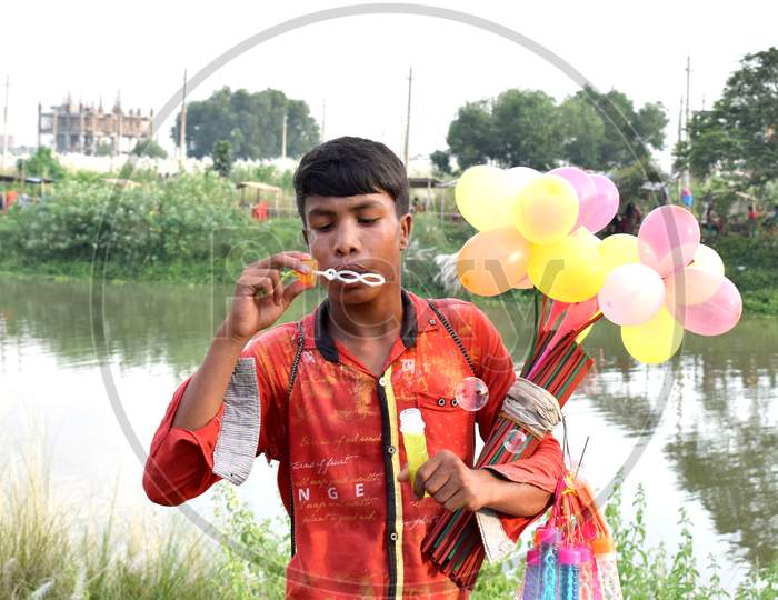 A Young Street Vendor Sell Balloon The Photo Was Taken From Hatirjheel Lake, Hatirjheel,Uttara On 06Th October 2020.