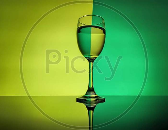 Wallpaper image of a wine glass