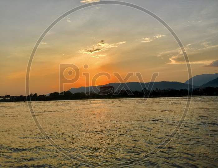 sun set reflection on river