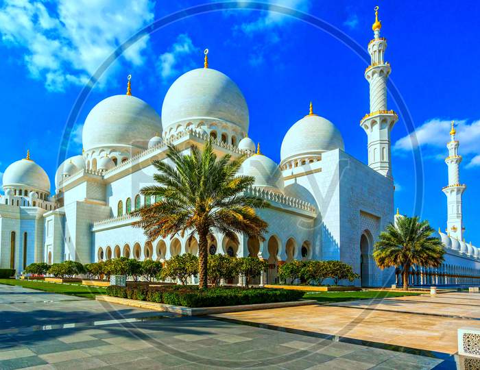 A Picture Of The Beautiful View Of Uae Mosque