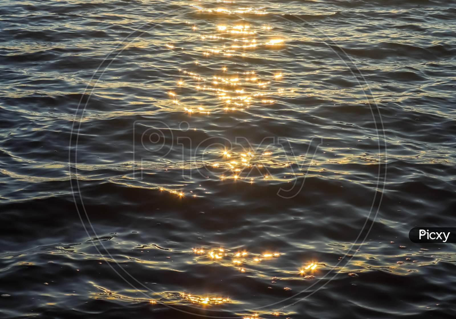 image-of-detailed-close-up-view-on-water-surfaces-with-ripples-and