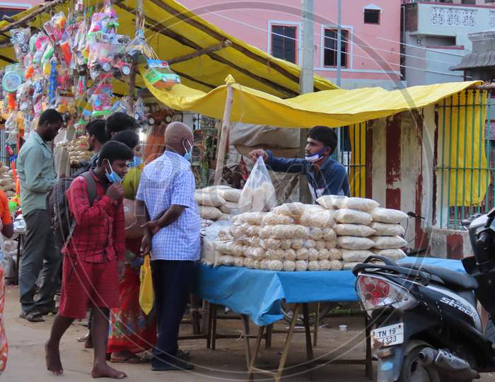In The Morning, Nature Purify Puffed Rice Shopkeeper Packs The Customer In A Plastic Bag And Gives It