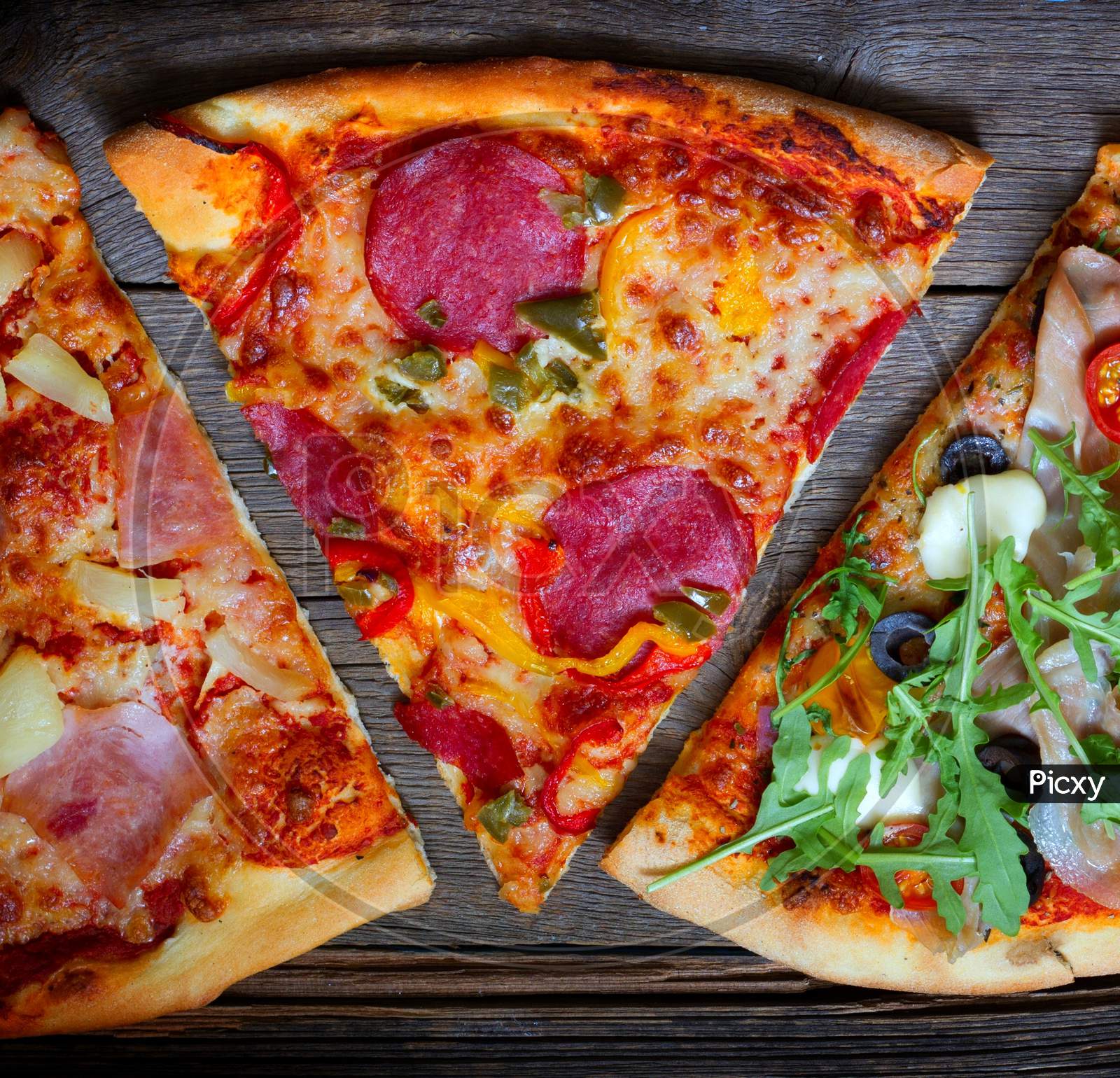 A Picture Of Beautiful View Of Pizza, Meats Chicken Cheese Vegetarian,Blurred Background