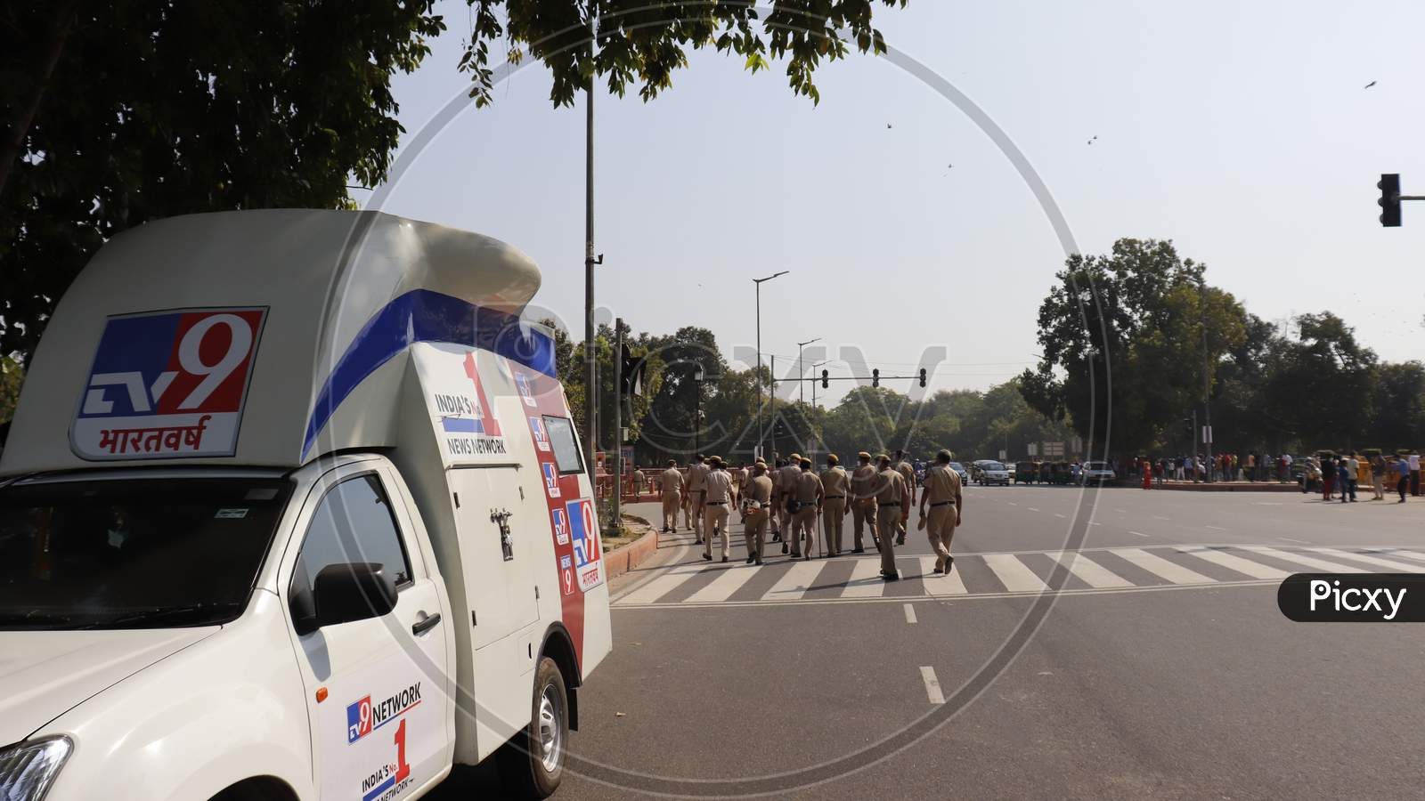 TV9 NETWORK VAN in front of india gate and police personal on 2nd oct 2020 Due to covid 19 no visitor. No traffic. Silent road.