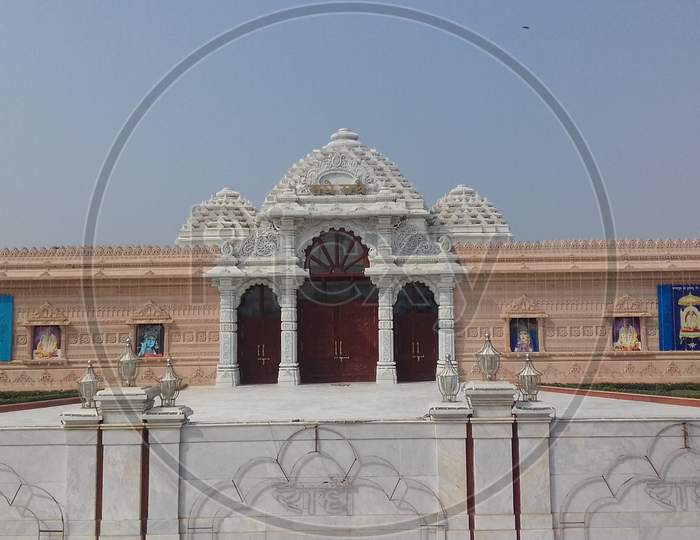 awesome beautiful Shri Prem Mandir the temple of Love in Vrindavan built by jagadguru kripalu ji maharaj