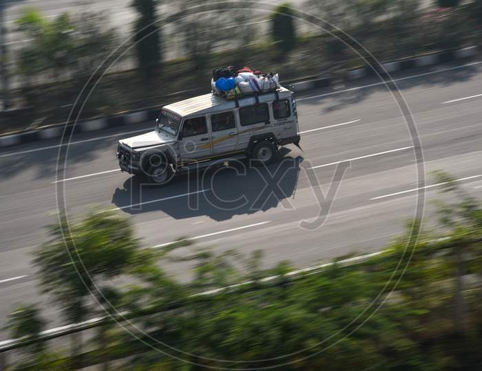 Toofan transporter car moving fast on ORR