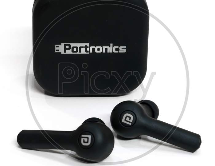 Wireless headphones (ear buds).