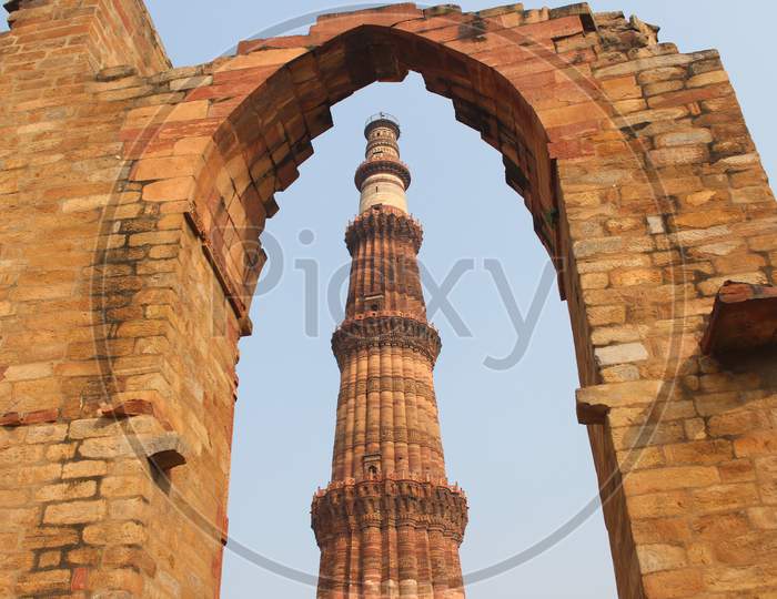 This picture shows qutub minar