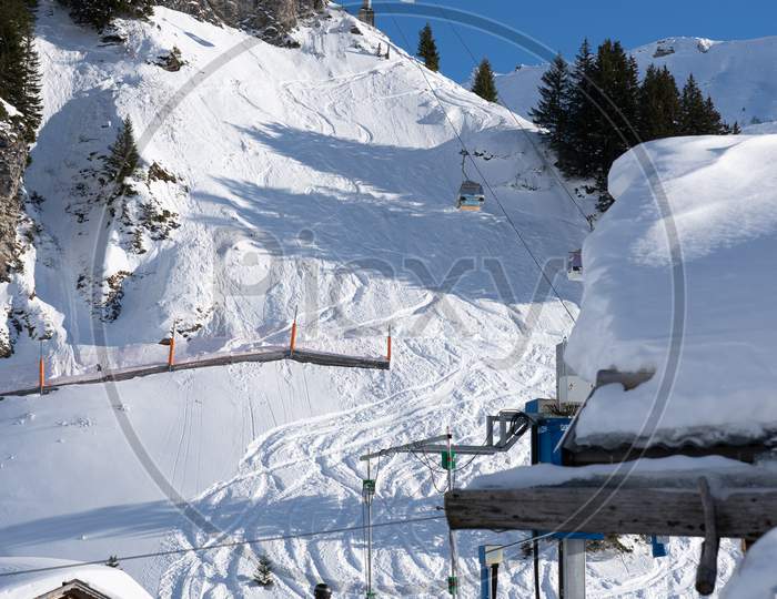 Scene Of Gondola, Ski Lift And Skiing On Snow Capped Mountain With Deep Blue Sky In Hasliberg Meiringen, Bernese Oberland. Hasliberg, 05 February 2019.