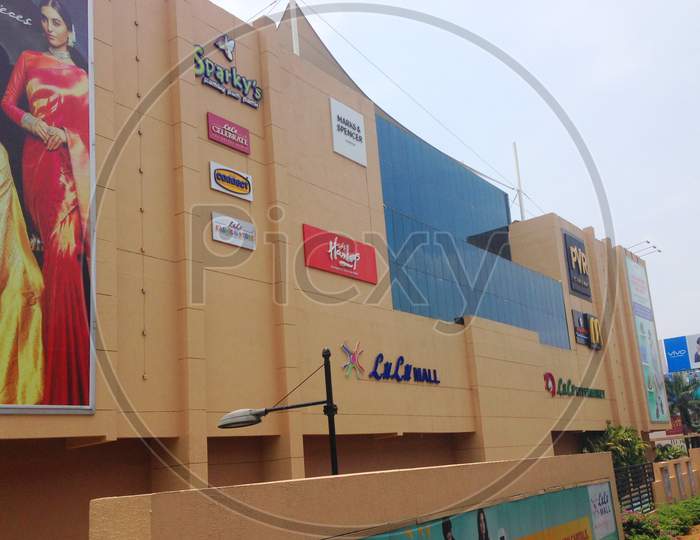 Lulu Mall Edappally - kochi , India . November 2020: Front view of lulu Mall kochi. it is the largest mall in India